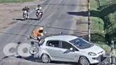 Imprudencia vial. Circulaba en moto a alta velocidad y sin casco cuando chocó contra un auto y salió despedido