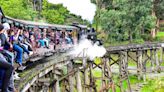 Uno de los viajes en tren más impresionantes del mundo: un ferrocarril a vapor y puentes de madera a través de un bosque