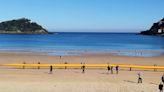 Vox despliega una bandera de España de 50 metros en la playa de La Concha de San Sebastián