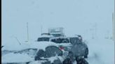Alerta por nevadas. Cortes de ruta, hielo en la calzada y muchas familias caminando a la vera del camino