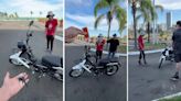 Un influencer le regaló una moto a un vendedor ambulante pero el joven la rechazó porque no le gustaba: “¿Esto es real?”