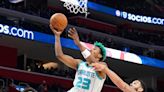 Pistons hilvanan 10 derrotas al caer frente a Hornets