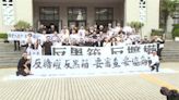 民進黨團立院總動員 議場前舉布條高喊"民主已死"