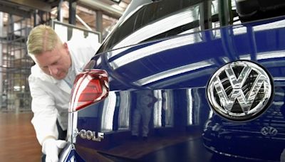 Volkswagen stock falls after profit warning, plant closure By Investing.com