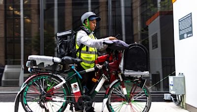 Newly arrived migrants encounter hazards of food delivery on the streets of NYC: robbers