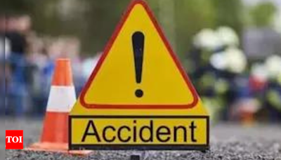 9 injured in head-on collision between tourist bus and container in UP's Shahjahanpur | Delhi News - Times of India