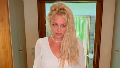 Britney Spears surpreende ao aparecer nua em vídeo na praia