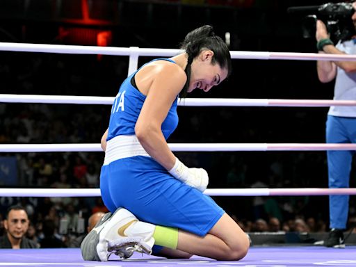 La boxeadora Angela Carini rompió en llanto tras abandonar la pelea olímpica contra una rival cuestionada por su género