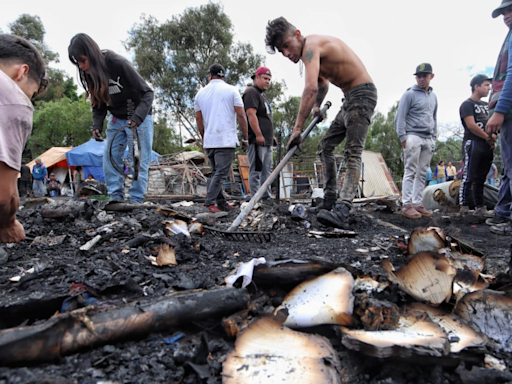 Limpian lo que queda tras incendio en Cd Lago, pero el olor a gasolina no se va