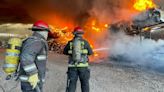 Un impresionante incendio consume un desarmadero de autos en Maipú | Policiales