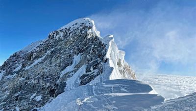 Muchos cadáveres quedan abandonados en el monte Everest, entonces ¿por qué cientos de escaladores se dirigen a la "zona de la muerte" esta primavera?