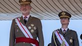 La princesa Leonor y su padre, Felipe VI, derrochan complicidad en el acto militar de Lleida: la gran diferencia en sus uniformes