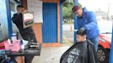 Barbeiro desabrigado improvisa salão em esquina na zona Norte de Porto Alegre
