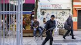 Berna Reale leva jaula com marmitas a São Paulo para questionar sistema prisional