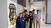 Estudiantes del Valle de San Fernando enseñan inglés a refugiados - La Opinión