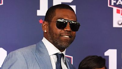 Patriots fans bring Randy Moss to tears at Tom Brady Hall of Fame Ceremony