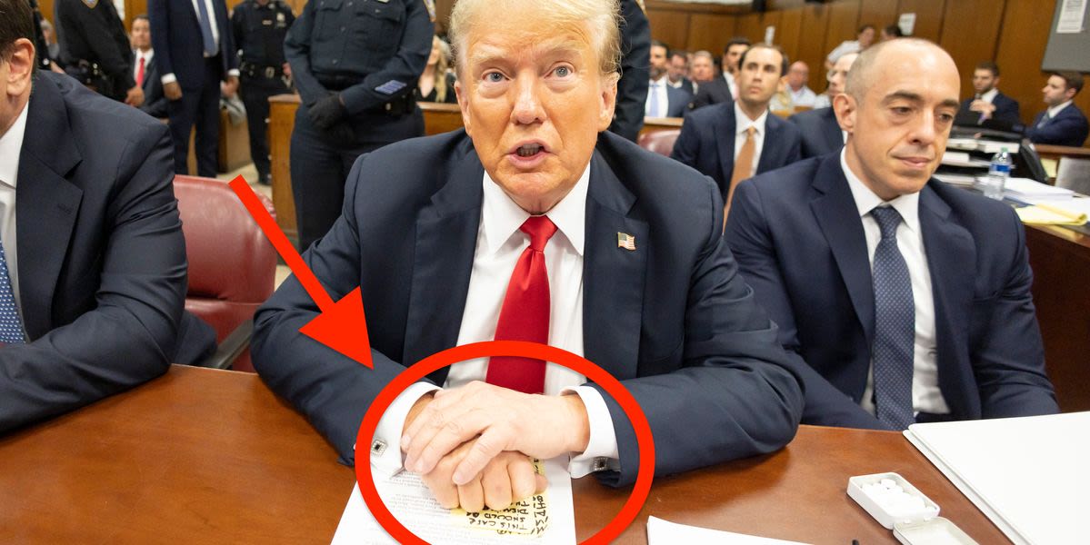 Donald Trump's Ranting Sticky Note Is Caught On Camera By Photographer