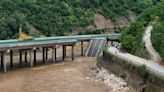 Video: impactante derrumbe de un puente en China dejó 12 muertos