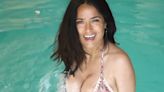 Salma Hayek comparte sus mejores fotos en bikini por su 58 cumpleaños y asegura que son actuales