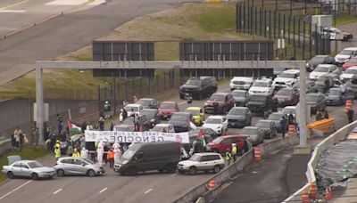 Gaza war protesters block bridges, airport expressways in U.S. cities