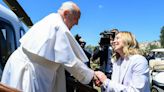 El papa Francisco bromea con Giorgia Meloni en su llegada a la cumbre del G7