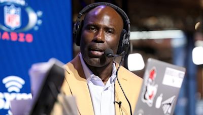 Terrell Davis, miembro del Salón de la Fama del fútbol americano, cuenta que lo expulsaron del avión tras tocar el brazo de un auxiliar de vuelo