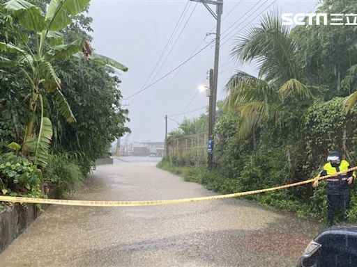 快訊／大雨狂炸高雄！梓官往納骨塔道路「積水60cm」 警攙扶涉水婦封路