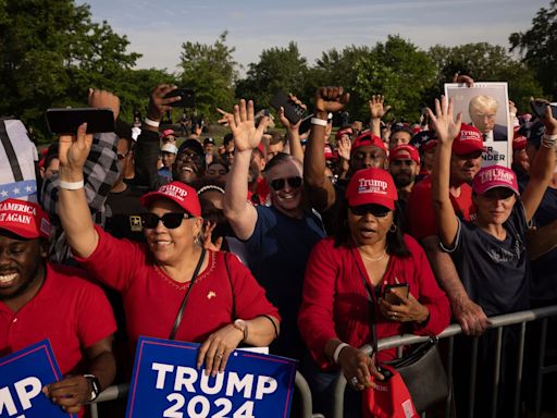 Trump se lanza a la caza del voto hispano en el Bronx entre gritos de “¡levanta el muro!”