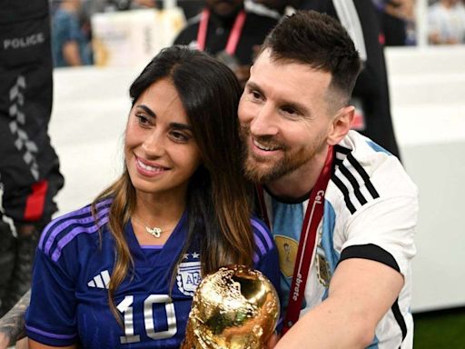 Antonela en off-side por revisarle el celular a Lionel Messi