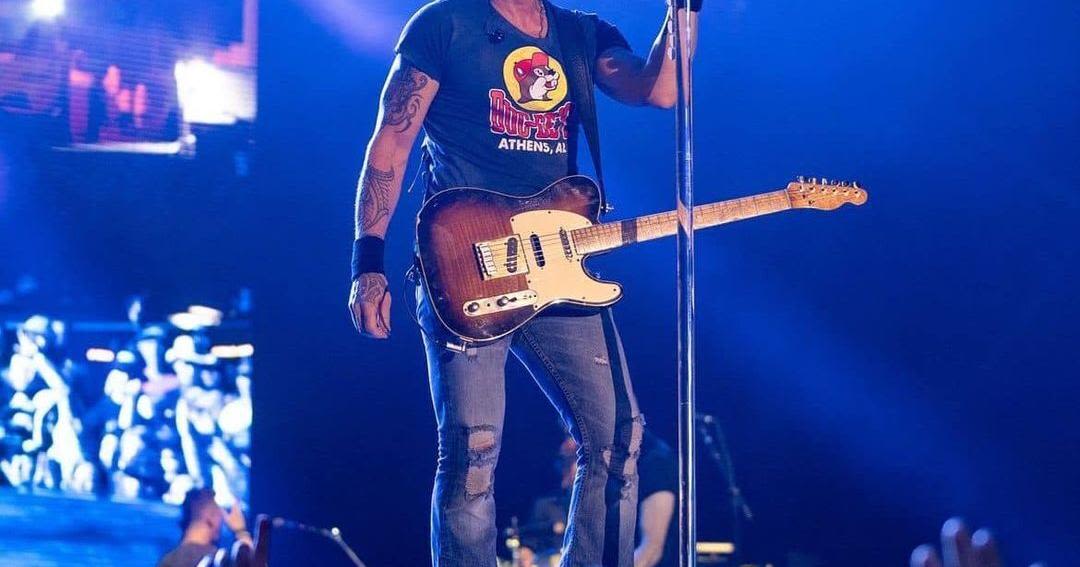 Keith Urban dons Buc-ee's t-shirt from Athens during recent show