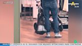 Un padre aprovecha la cesta de la compra para balancear a su hijo mientras pasea por la tienda