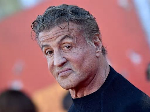 Sylvester Stallone mostra la sua collezione di sceneggiature: guardate che spettacolo