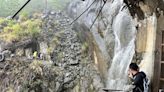 阿里山眠月線崩塌處水瀑 逾20名登山客受困 (圖)