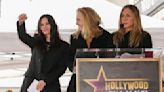 Courteney Cox descubrió su estrella en el Paseo de la fama en Hollywood junto a Jennifer Aniston y Lisa Kudrow
