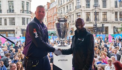 ...icónico himno de la Champions League de la UEFA mientras FedEx entrega el trofeo en Londres antes de la gran final entre Borussia Dortmund y Real Madrid en Wembley | ...