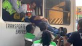 Trece personas resultan heridas en choque de camión de transporte de personal en Soledad