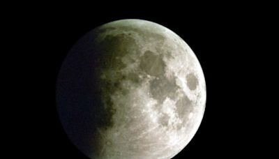 A qué hora es el eclipse lunar en la Argentina hoy