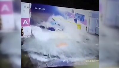 Vídeo | Las graves inundaciones arrastran a personas en China hasta el interior de un garaje