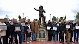 Develan escultura en honor a guía de turistas asesinado