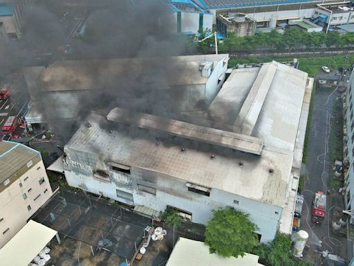 快訊／台南塑膠工廠驚傳火警！狂冒黑煙還傳「爆炸聲」疑有1人受困 目前搶救中 | 蕃新聞