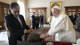 Petro se reunió 35 minutos con el papa Francisco y le regaló café y una ruana