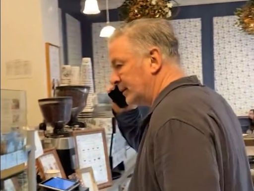 Alec Baldwin fue hostigado por una manifestante pro palestina en una cafetería de Nueva York