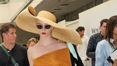 Glamouröse Ankunft: Anya Taylor-Joy am Flughafen in Cannes