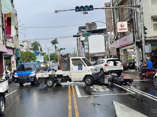 駕駛疑沒拉手剎車！ 小貨車滑到路中撞機車