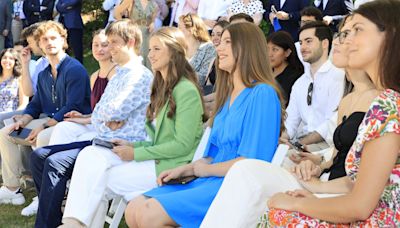 La princesa Leonor y la infanta Sofía conocen a los jóvenes que desarrollan su talento en la Fundación Princesa de Girona