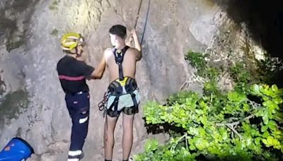 Tercer rescate en horas en la costa de la Marina: un joven, atrapado en la cala dels Testos de Benitatxell