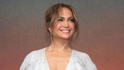 Jennifer Lopez : topless sous une robe fendue à l'affolant décolleté, elle met le feu au tapis rouge en solo