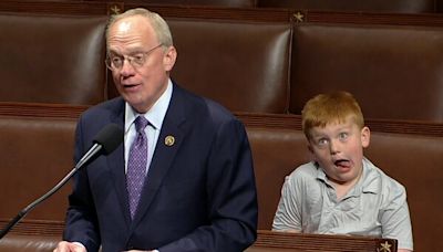 幽默！美國眾議員國會嚴肅演說 兒子背後扮鬼臉笑翻網友