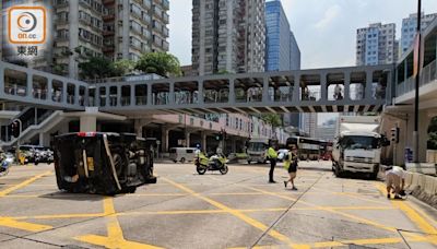 荃灣貨車撞翻客貨VAN 貨車司機腳傷被困