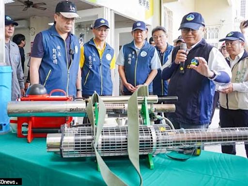 環境部長視察南市登革熱防疫整備 致贈防疫物資籲落實雨後孳清